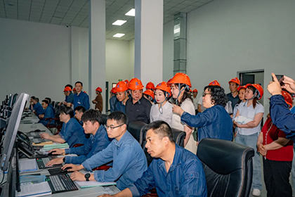 研学班学员参观尊龙凯时-ag凯龙时代-人生就是拼搏.jpg